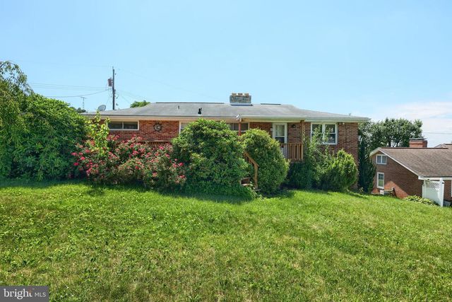 1215 PERRY LN, York, PA 17403