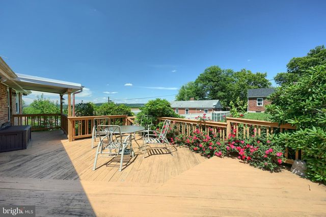 1215 PERRY LN, York, PA 17403