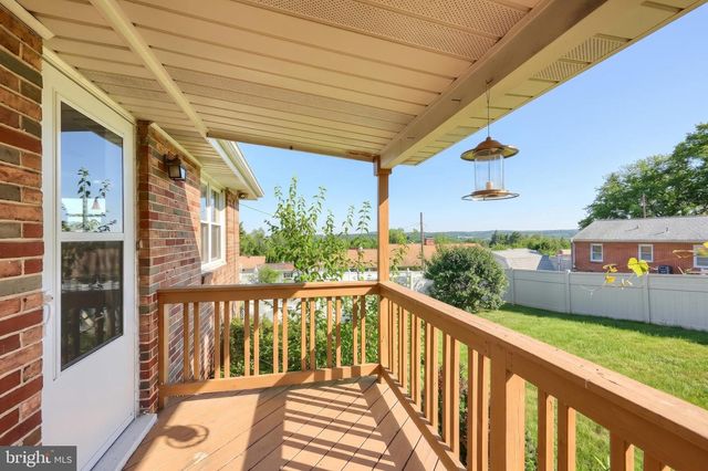 1215 PERRY LN, York, PA 17403