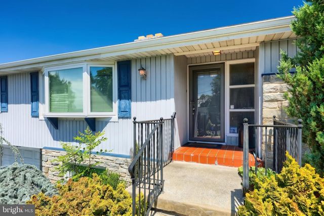 1215 PERRY LN, York, PA 17403