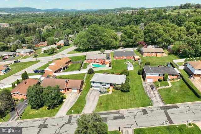1215 PERRY LN, York, PA 17403