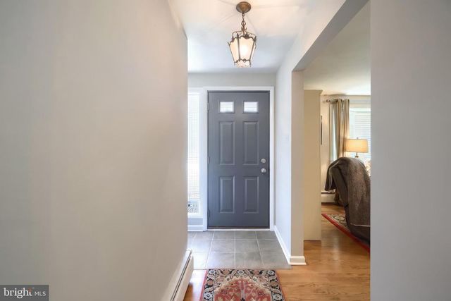 1215 PERRY LN, York, PA 17403