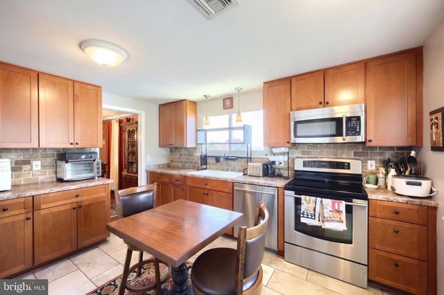 1215 PERRY LN, York, PA 17403