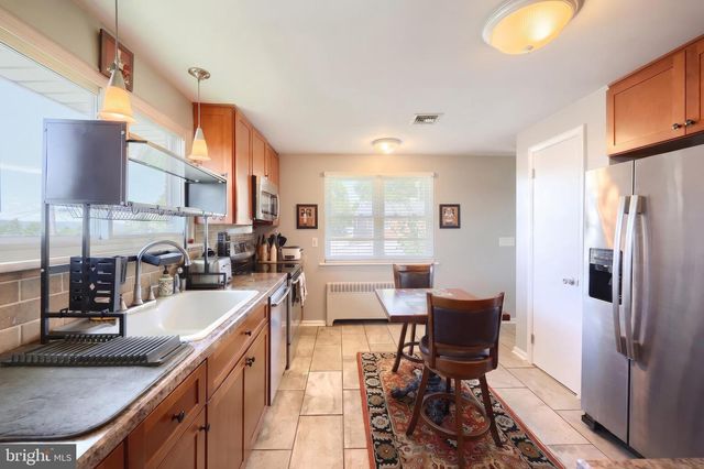 1215 PERRY LN, York, PA 17403