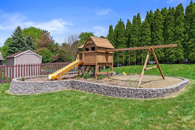 2313 Kestrel LANE, Waukesha, WI 53189