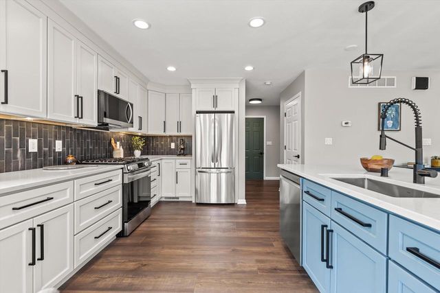 2313 Kestrel LANE, Waukesha, WI 53189