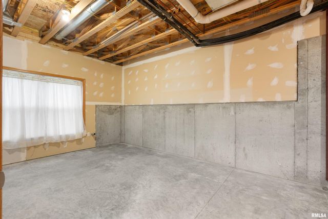 1101 2ND Street, Moline, IL 61265