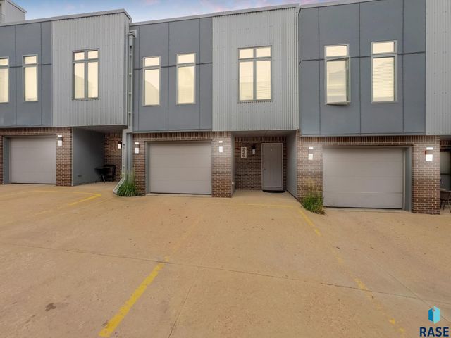 226 E Residence Pl Place 16, Sioux Falls, SD 57104