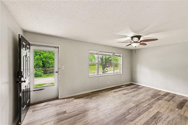 7420 N Main Street, Kansas City, MO 64118