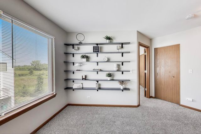 985 Manchester Circle 985, Grayslake, IL 60030