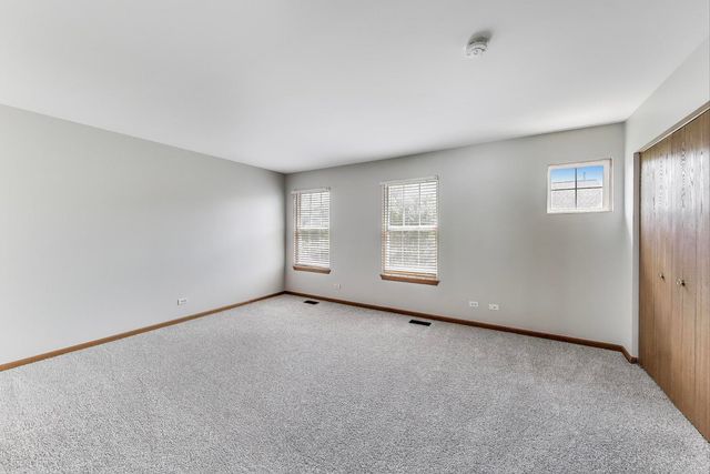 985 Manchester Circle 985, Grayslake, IL 60030