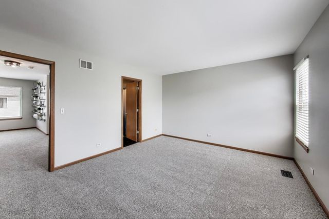 985 Manchester Circle 985, Grayslake, IL 60030