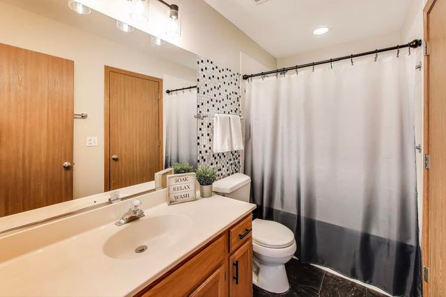 985 Manchester Circle 985, Grayslake, IL 60030