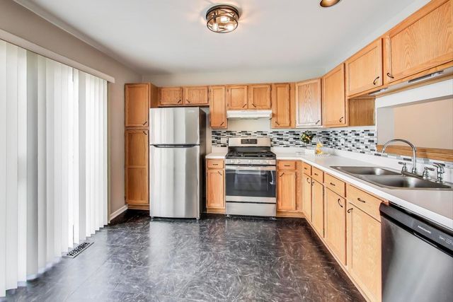 985 Manchester Circle 985, Grayslake, IL 60030