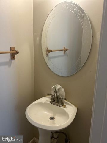 5349 CALL PL SE, Washington, DC 20019