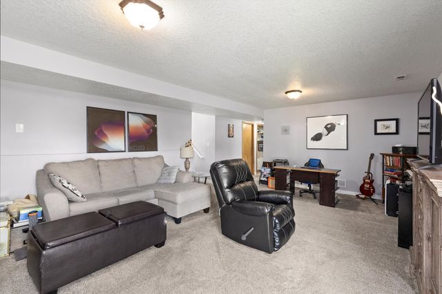 3905 Belair Drive, Urbandale, IA 50323