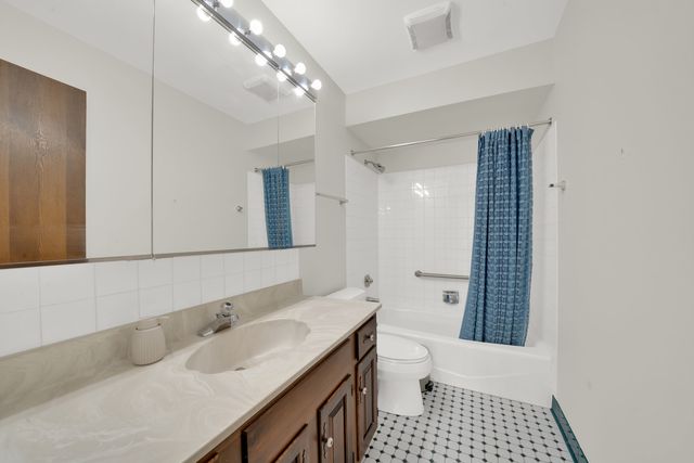 601 Lake Hinsdale Drive 301, Willowbrook, IL 60527