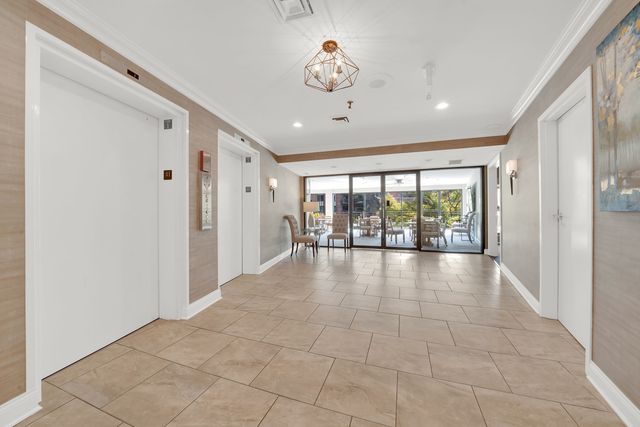 601 Lake Hinsdale Drive 301, Willowbrook, IL 60527