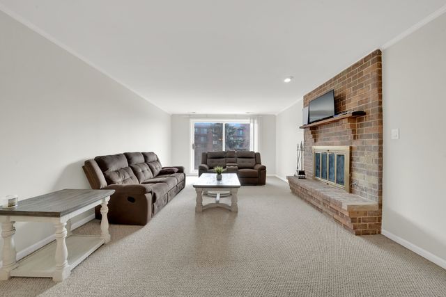 601 Lake Hinsdale Drive 301, Willowbrook, IL 60527