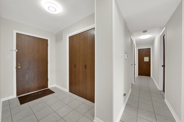 601 Lake Hinsdale Drive 301, Willowbrook, IL 60527