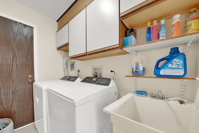 601 Lake Hinsdale Drive 301, Willowbrook, IL 60527