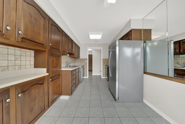 601 Lake Hinsdale Drive 301, Willowbrook, IL 60527