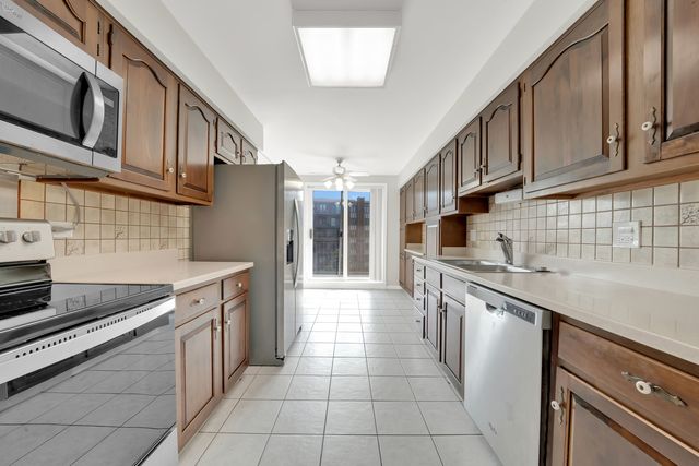 601 Lake Hinsdale Drive 301, Willowbrook, IL 60527