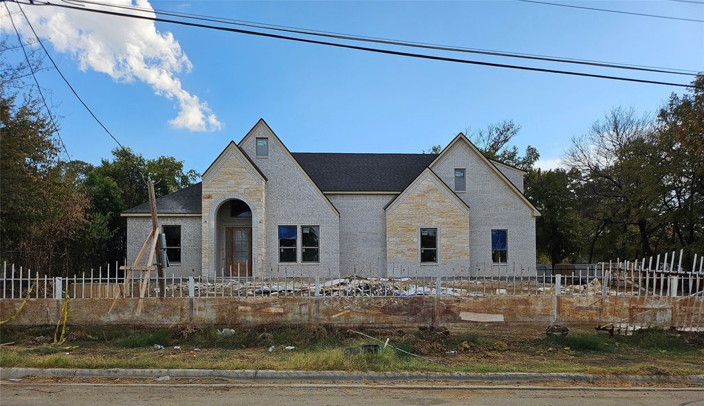 2820 Fairway Drive, Fort Worth, TX 76119 — exterior