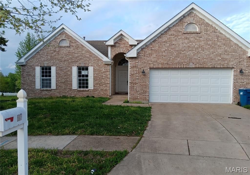 318 Coventry Trail Lane, Maryland Heights, MO 63043