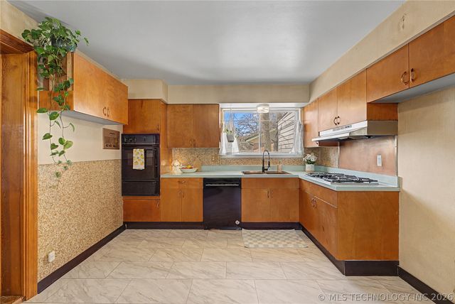 408 E E Street, Jenks, OK 74037