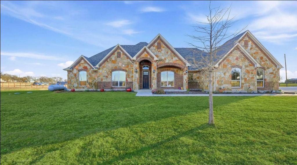 25275 Williams Drive, Justin, TX 76247