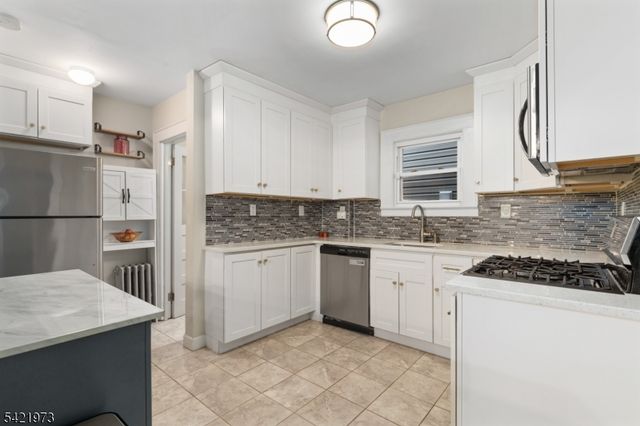 38 Hinsdale Pl, Newark City, NJ 07104