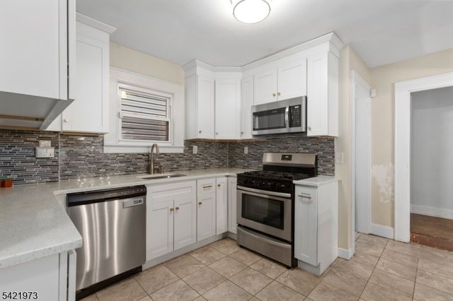 38 Hinsdale Pl, Newark City, NJ 07104