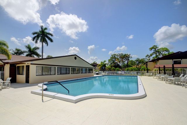 321 Knotty Pine Circle C-2, Greenacres, FL 33463