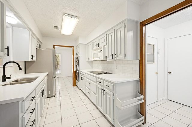 2517 Tanglewood Drive, Grapevine, TX 76051