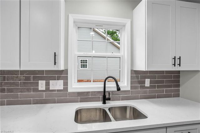 1736 Bramblebrook Lane, Winston-salem, NC 27105