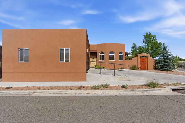 1568 Shalako Way, Santa Fe, NM 87507