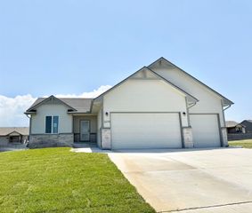 2279 S Chateau Ct, Wichita, KS 67207