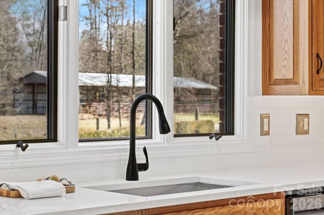 735 Macedonia Road, Asheville, NC 28804