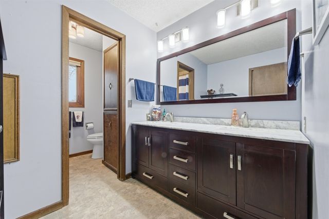 1118 N Sandplum Ln, Wichita, KS 67212