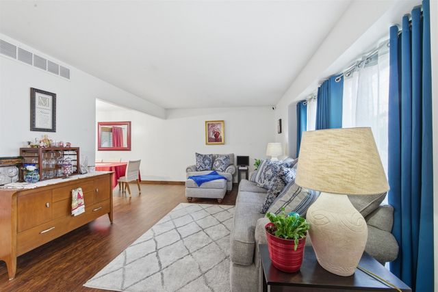 1118 N Sandplum Ln, Wichita, KS 67212