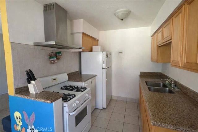 2301 S. Center Street, Santa Ana, CA 92704