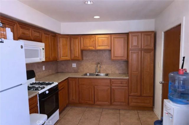 2301 S. Center Street, Santa Ana, CA 92704