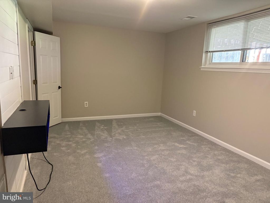 Image 13 of property listing at 1054 SAYBROOK HARBOUR, Pasadena, MD 21122