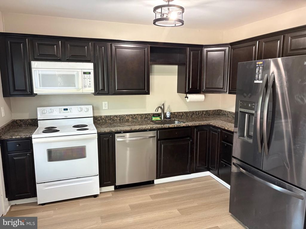 Image 5 of property listing at 1054 SAYBROOK HARBOUR, Pasadena, MD 21122