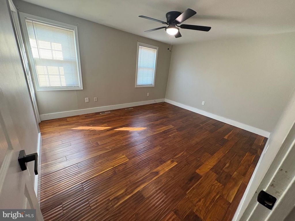 Image 7 of property listing at 1054 SAYBROOK HARBOUR, Pasadena, MD 21122