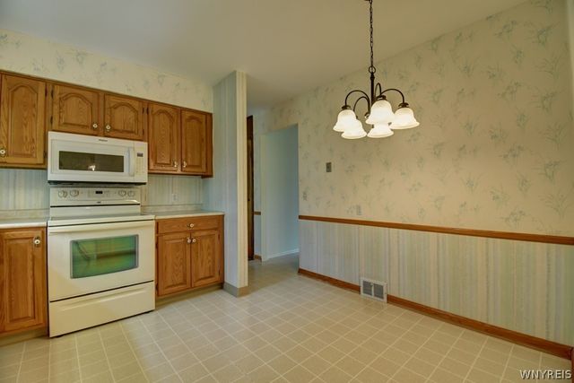 49 Chestnut Hill Lane, Amherst, NY 14221
