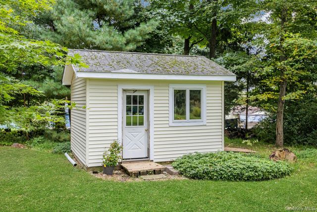94 Overlook Drive, Mahopac, NY 10541