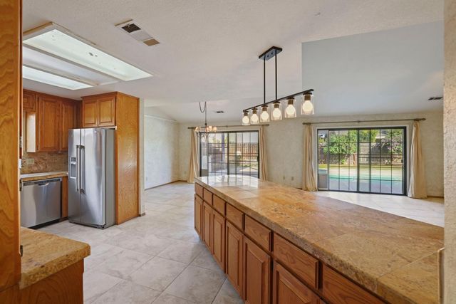 442 Evergreen Dr, Lodi, CA 95242