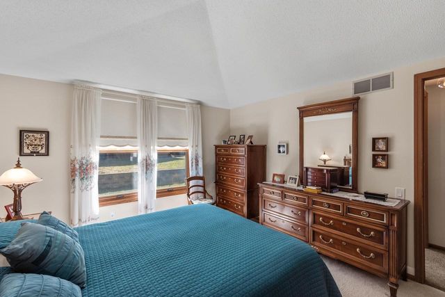 8827 W Knoll COURT, Franklin, WI 53132